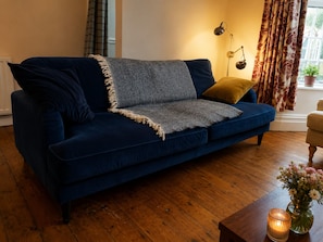 Living area - Spacious 5-Bed House | Sleeps 9 | Near Promenade (Morecambe)