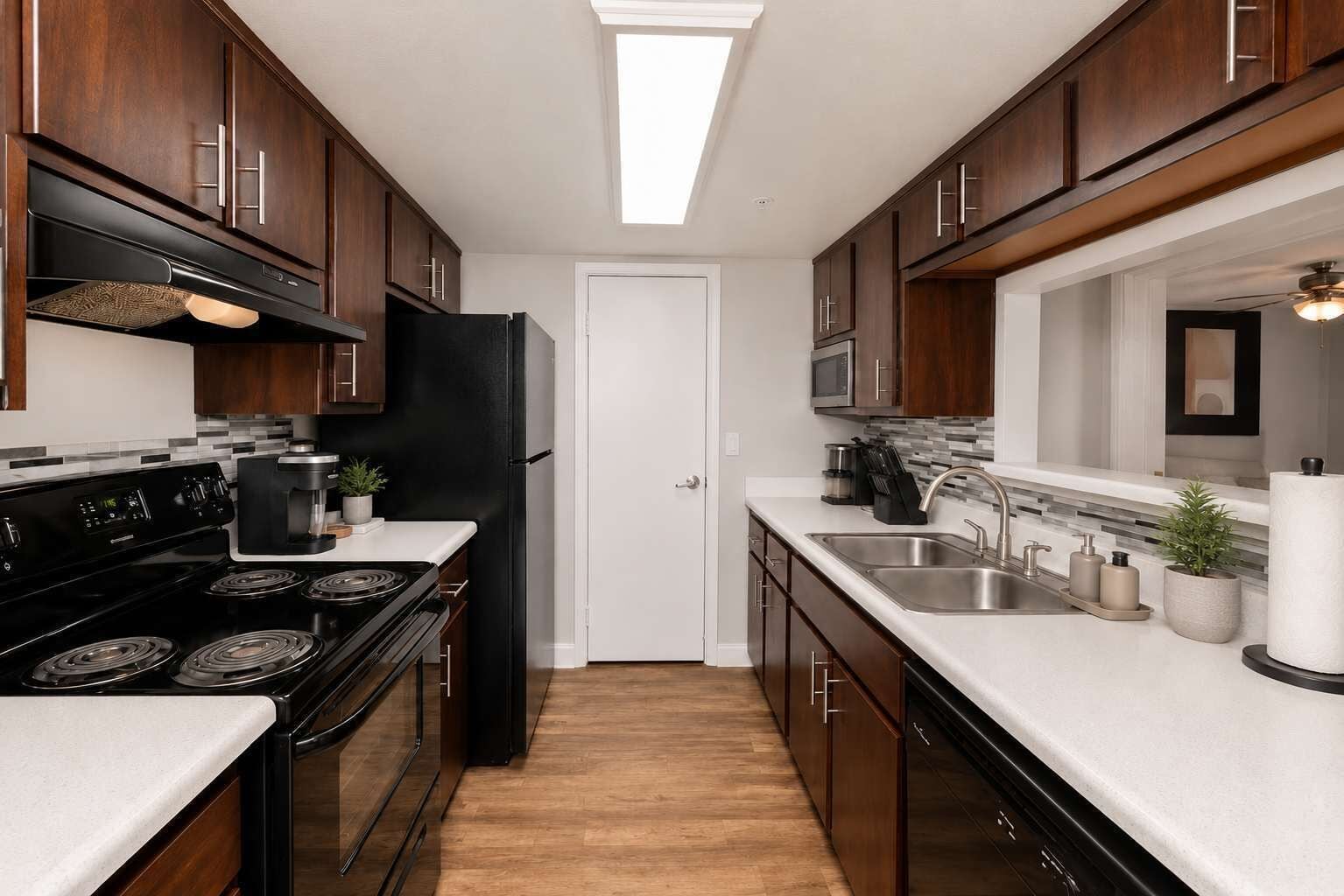 Cafetera y tetera, refrigerador, microondas y horno 