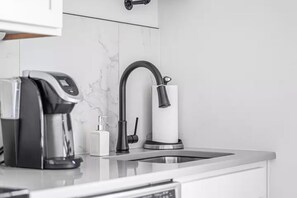 Wasserkocher mit Kaffee-/Teezubehör, Kühlschrank, Mikrowelle, Ofen