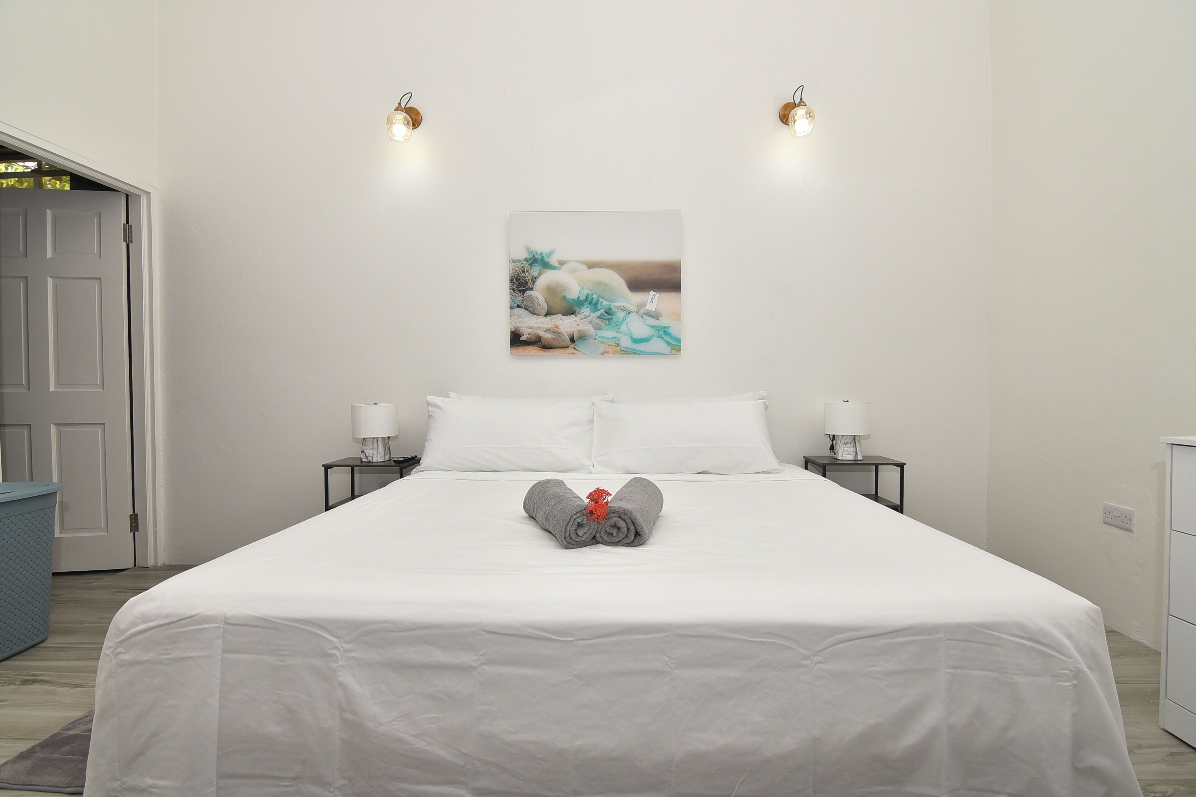 Iron/ironing board, WiFi, bed sheets