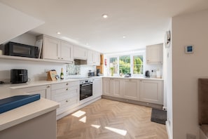 Private kitchen - Eighteen Pottergate - Beautiful cottage with garden central location (HELMSLEY)
