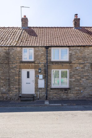Exterior - Eighteen Pottergate - Beautiful cottage with garden central location (HELMSLEY)