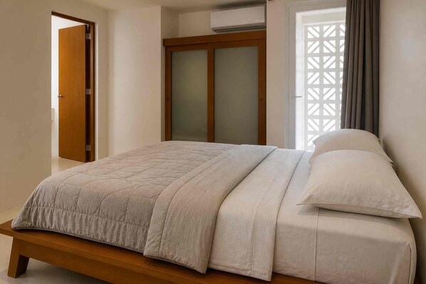 Tabla de planchar con plancha, wifi y ropa de cama 