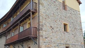 A two-story building with a stone facade and a balcony on the upper floor. - Superb 3-bedroom townhome in charming Liérganes awaits you (Liérganes)