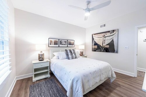 Lakefront Condo • Marina Access • 3BR Screened Porch