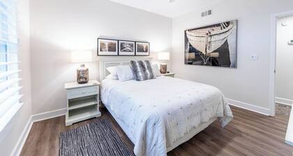 Lakefront Condo • Marina Access • 3BR Screened Porch