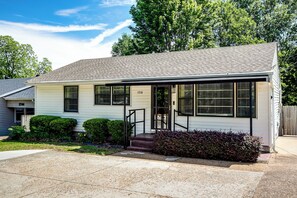 A single-story house with a front porch, a number '1716' on the door, and a small front yard with bushes. - Newly renovated 3/2 in the middle of town (Jonesboro)
