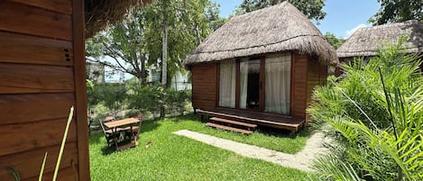 Bungalow Deluxe, vistas al jardín | Restaurante al aire libre | Se sirven desayunos, almuerzos, cenas y brunch