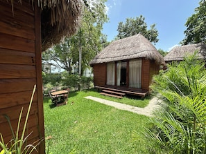 Bungalow Deluxe, vista al jardín | Restaurante al aire libre | Se sirven desayunos, comidas, cenas y brunch