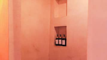Regadera, toallas, jabón, shampoo