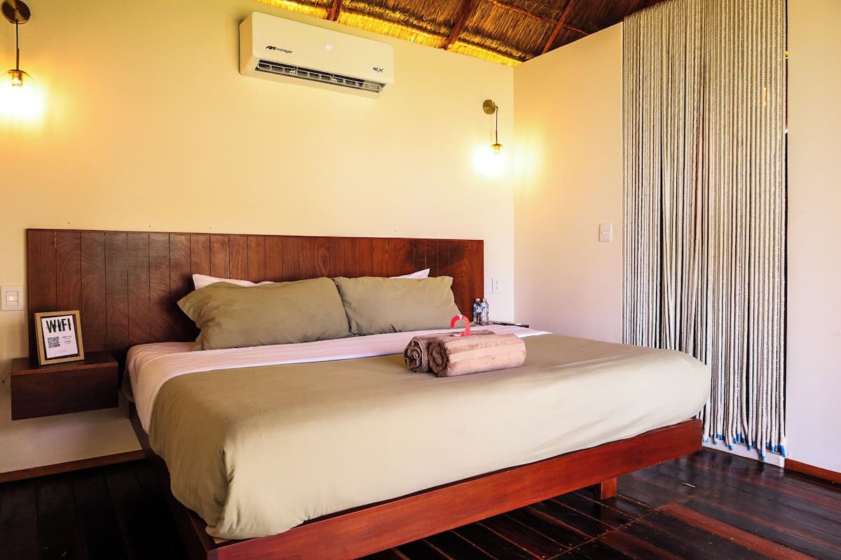 Cortinas blackout, tabla de planchar con plancha y wifi gratis 