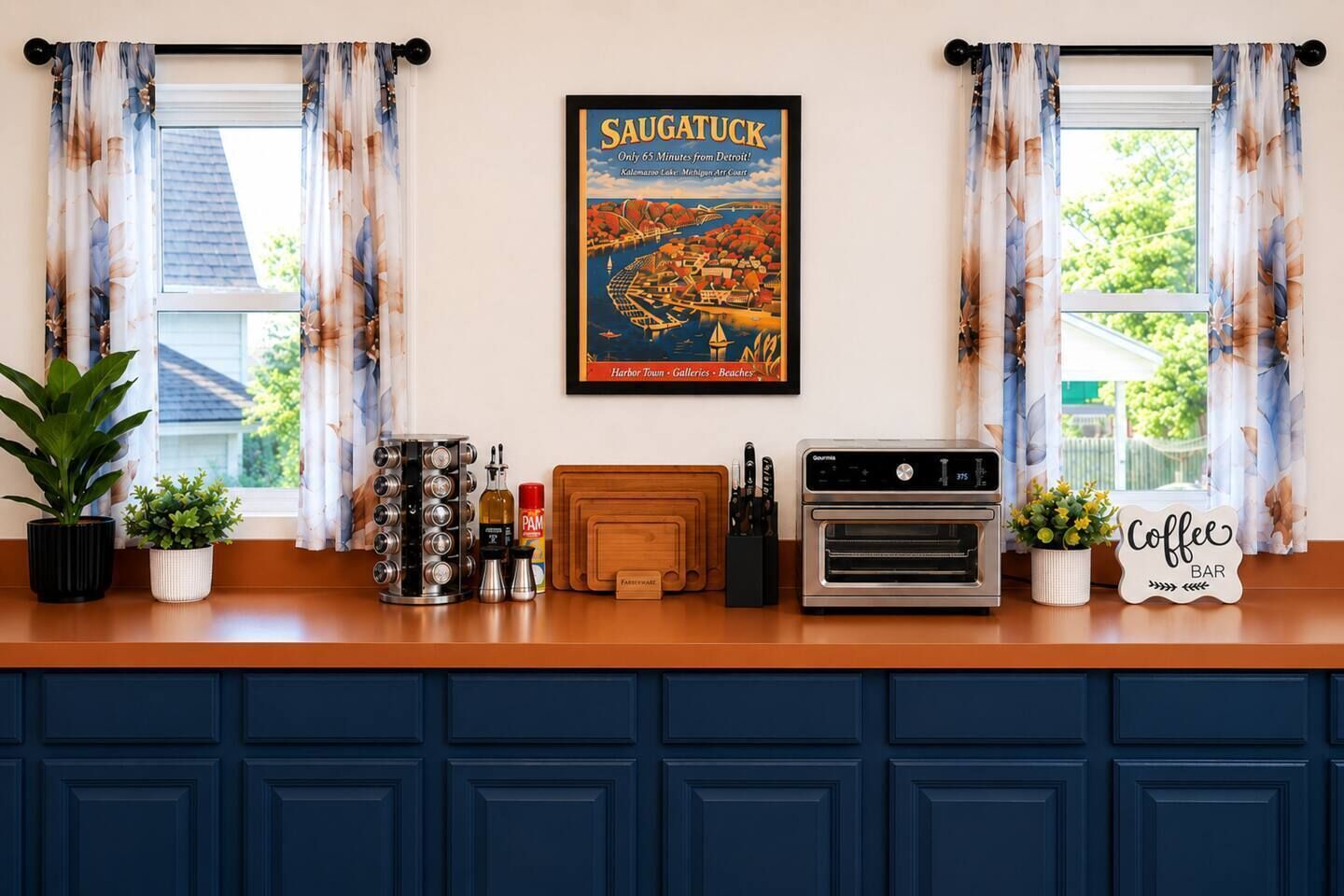 Een keukenblad met een bordje koffiebar, een vintage oven en een poster van Saugatuck.