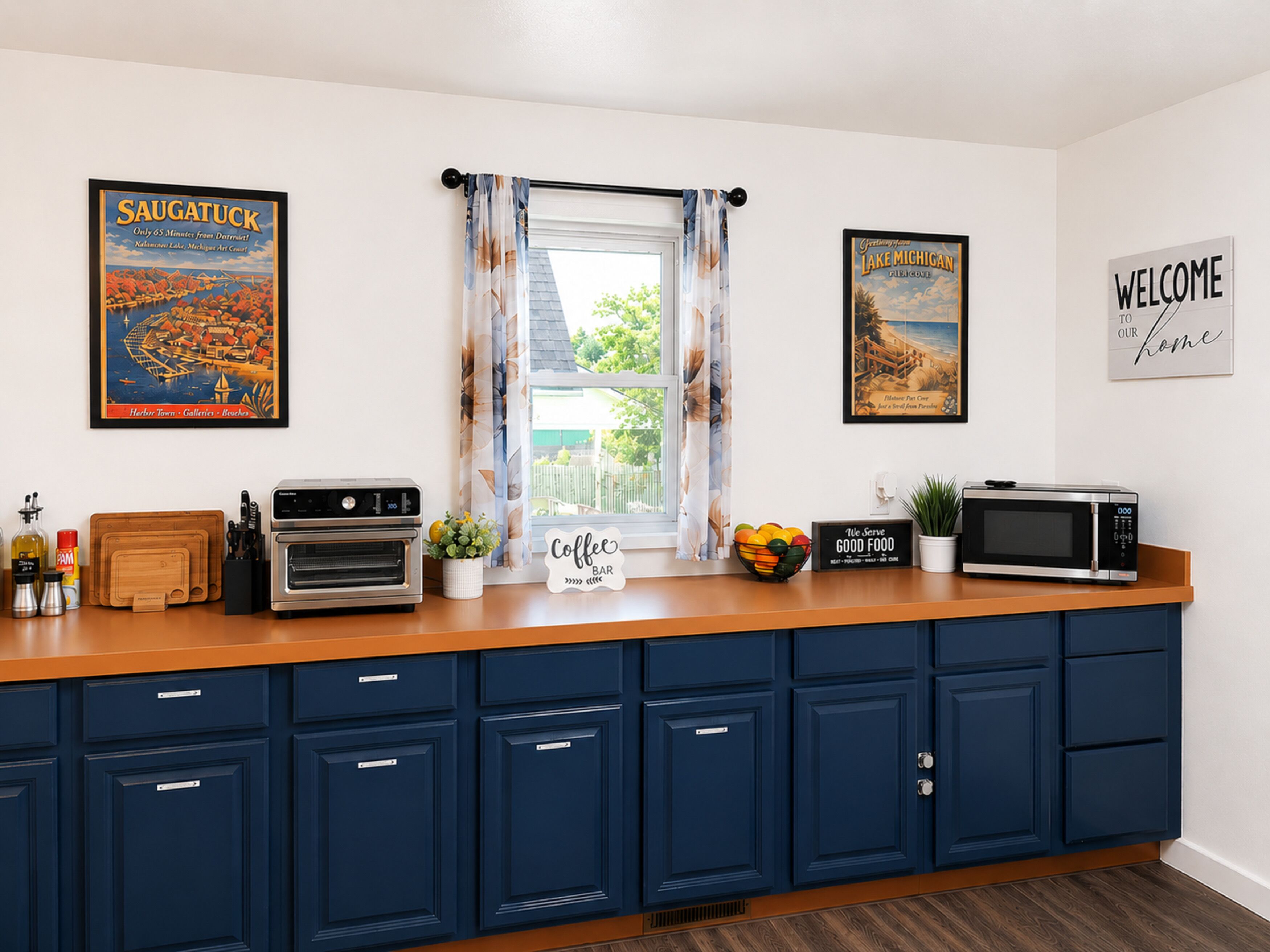 Una cocina con mostrador de madera, letrero de cafetería, microondas y armarios.