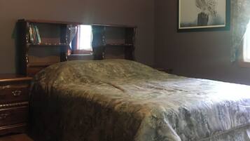 Iron/ironing board, bed sheets