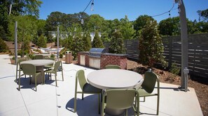 Outdoor dining - Modern 1BR Near Downtown Atlanta Pool, Gym & Balcony (Atlanta)