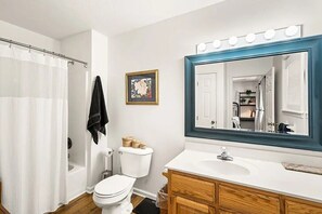 Haartrockner, Handtücher, Seife, Toilettenpapier