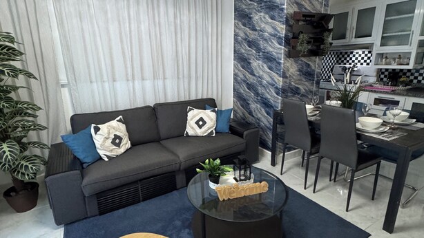 Ein modernes Wohnzimmer mit einer Couch, einem Couchtisch und einem Essbereich.