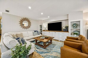 A modern living room with a sofa, coffee table, and armchairs. - Renovated and Spacious 6BR duplex on Amelia Island near the beach with pool (Fernandina Beach)