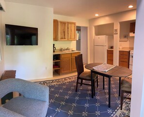 Living area - State College 1 bedroom apartment, 2 miles from Beaver Stadium. (State College)