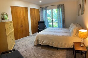 WiFi, bed sheets - State College 1 bedroom apartment, 2 miles from Beaver Stadium. (State College)
