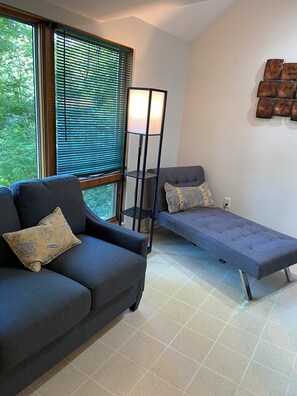 Living area - State College 1 bedroom apartment, 2 miles from Beaver Stadium. (State College)