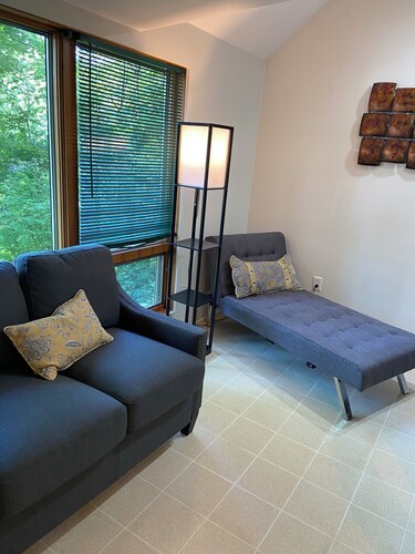 State College 1 bedroom apartment, 2 miles from Beaver Stadium.