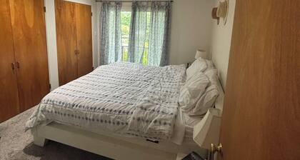 State College 1 bedroom apartment, 2 miles from Beaver Stadium.