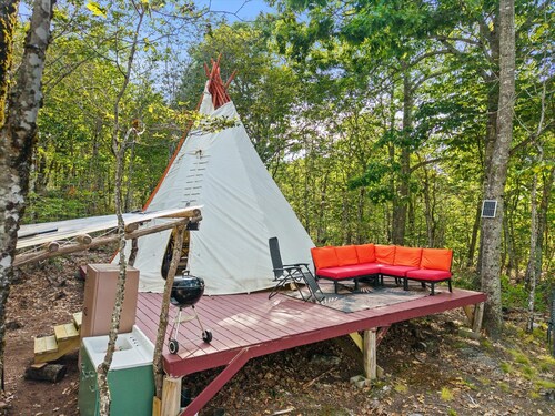 Off grid hike-in Tranquil tipi lodge on mountainside with views