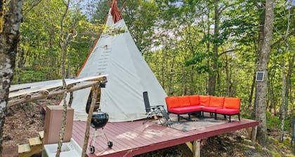 Off grid hike-in Tranquil tipi lodge on mountainside with views