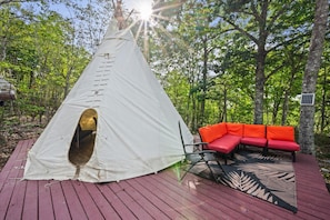 Terrace/patio - Off grid hike-in Tranquil tipi lodge on mountainside with views (Orland)