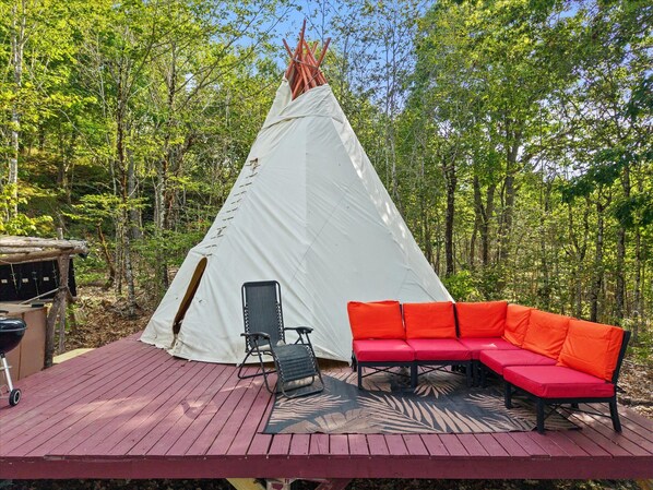 Terrace/patio - Off grid hike-in Tranquil tipi lodge on mountainside with views (Orland)