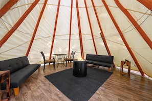 Interior - Off grid hike-in Tranquil tipi lodge on mountainside with views (Orland)