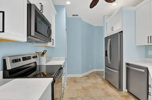 Private kitchen - Luxury3BRNaplesCondo-Optional Club Membership- Beach Shuttle to Wiggins pass (Naples)
