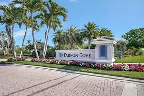 Property grounds - Luxury3BRNaplesCondo-Optional Club Membership- Beach Shuttle to Wiggins pass (Naples)