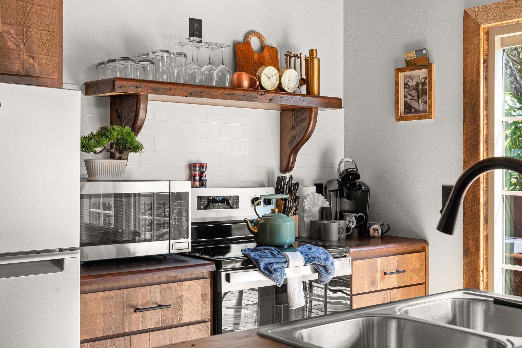 Cafetera o tetera, frigorífico, microondas y horno