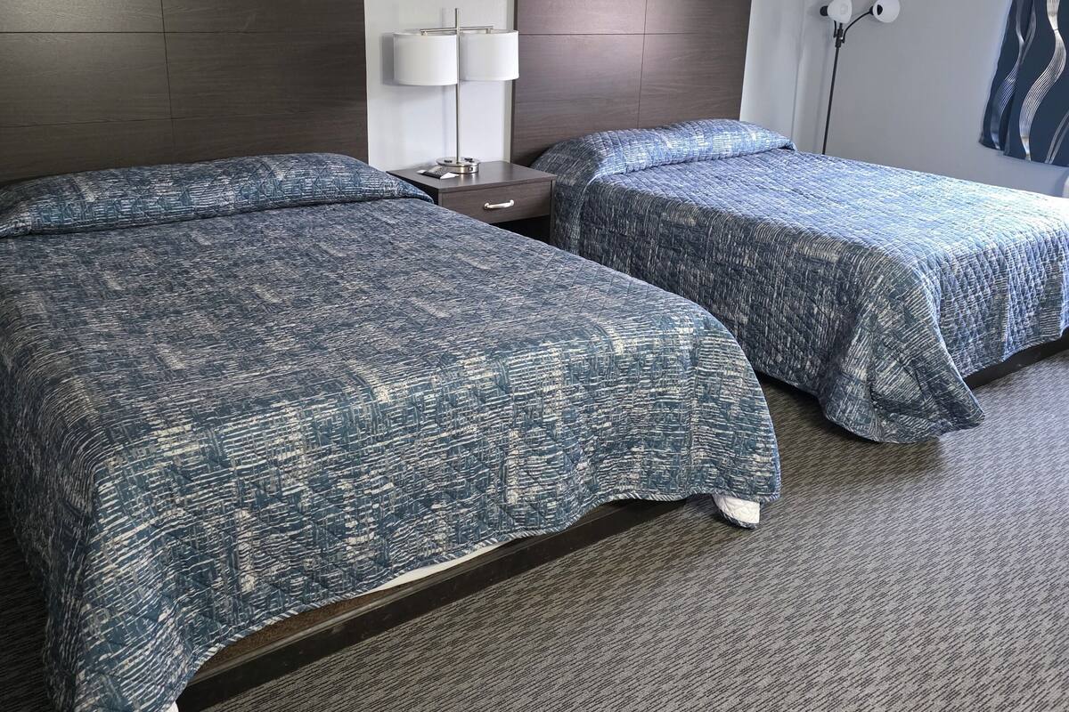 Espacio para trabajar con laptop, wifi gratis y ropa de cama 