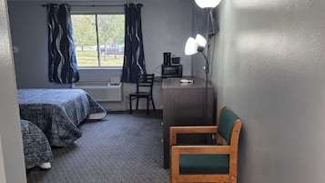 Quarto casal básico, vista para a cidade | Espaço de trabalho para notebook, Wi-Fi de cortesia, roupa de cama
