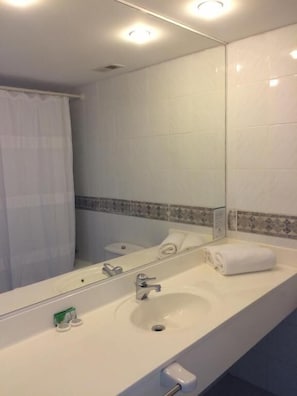 Ensemble baignoire-douche, serviettes fournies, savon, shampooing