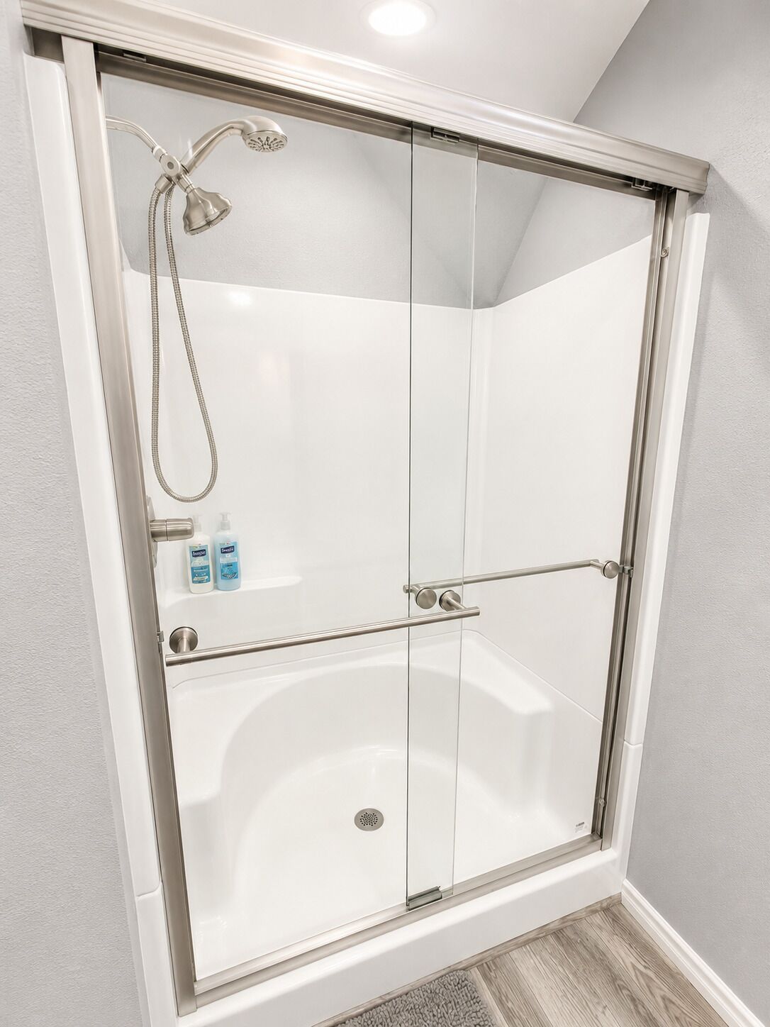 Een douche, een haardroger, handdoeken, zeep