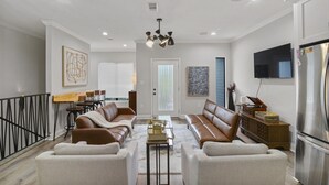 TV - Entire Modern House, 5 blocks 2 French Qrtr & Jazz (New Orleans)