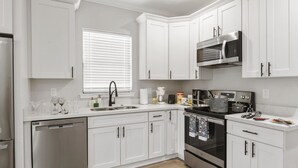 Coffee/tea maker, fridge, oven, stovetop - Entire Modern House, 5 blocks 2 French Qrtr & Jazz (New Orleans)