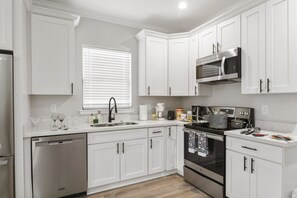 Private kitchen - Entire Modern House, 5 blocks 2 French Qrtr & Jazz (New Orleans)