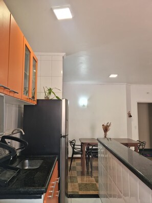 Private kitchen - Apto Confortável em Ubatuba a 4 Min da Praia das Toninhas com Wi-Fi e Garagem (Ubatuba)