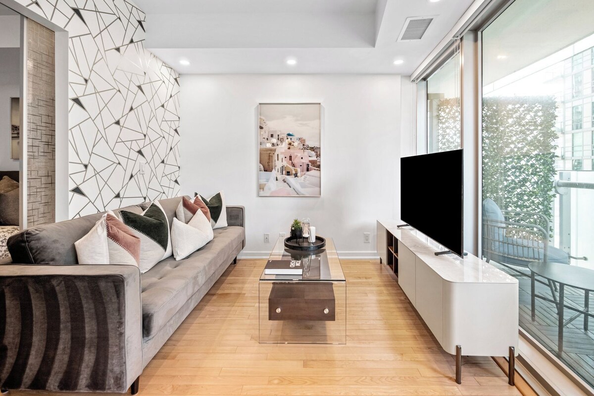 Una sala de estar moderna con un sofá, una mesa de centro y un televisor.