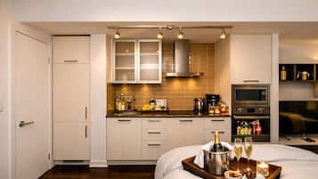 Suite monolocale Standard, vista città | Cucina privata | Frigorifero, microonde, forno, piano cottura