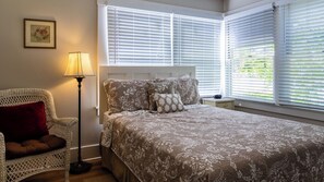 A bedroom with a bed, a chair, a lamp, and a window with blinds. - Poe House by Avantstay 1916 Craftsman Downtown Paso (Paso Robles)