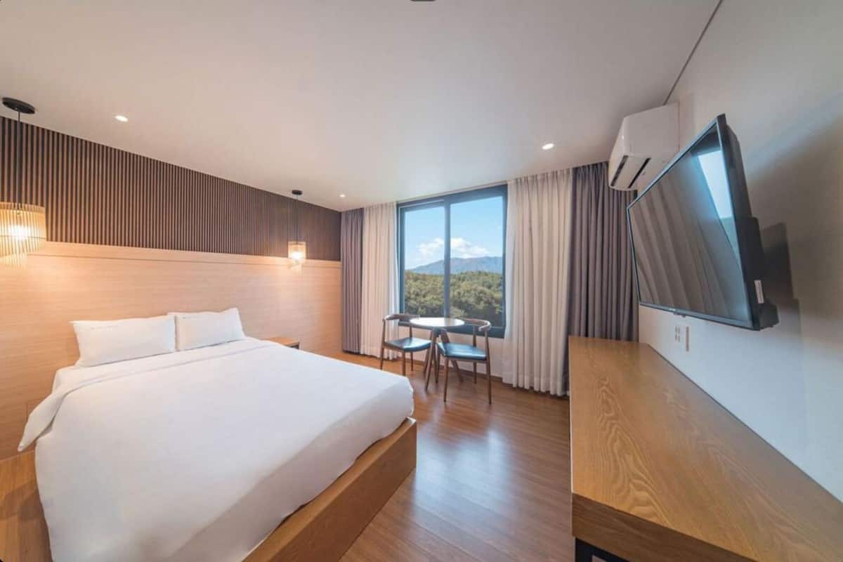 Standard-Doppelzimmer, Bergblick | Schreibtisch, laptopgeeigneter Arbeitsplatz, kostenloses WLAN