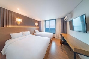 Deluxe-Zweibettzimmer, Meerblick | Schreibtisch, laptopgeeigneter Arbeitsplatz, kostenloses WLAN