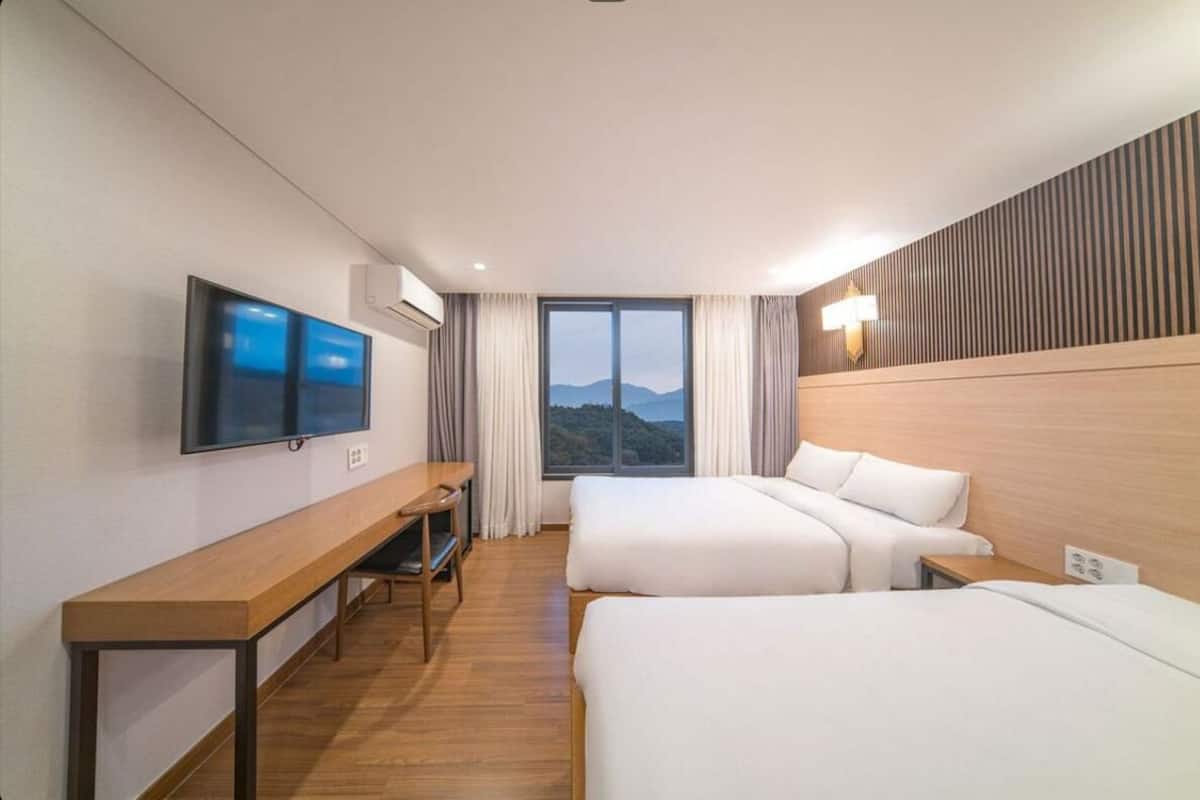 Standard-Zweibettzimmer, Bergblick | Schreibtisch, laptopgeeigneter Arbeitsplatz, kostenloses WLAN