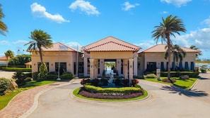 A hotel with a central pavilion, palm trees, and a well-maintained garden. - Stylish Gold Coast 1BR  Near Beach  Pools & Gym (Noord)